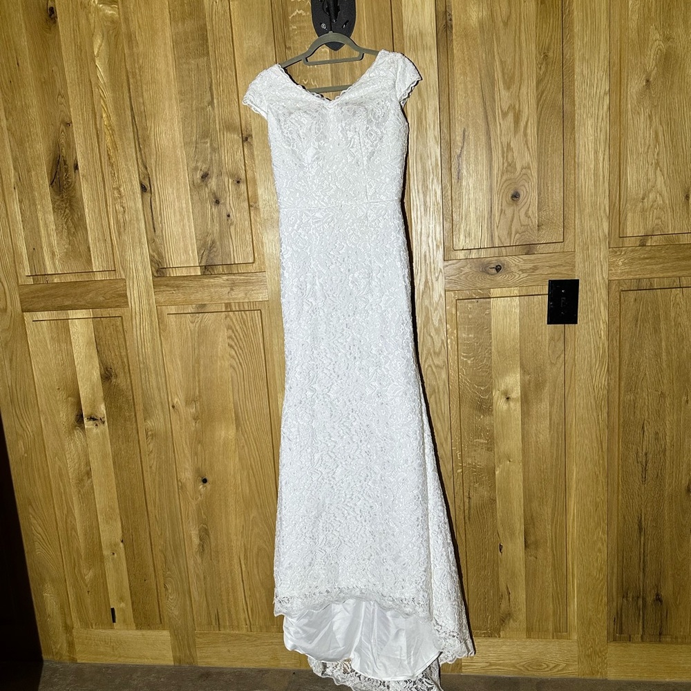 Elegant White Lace Wedding Dress with Cap Sleeves